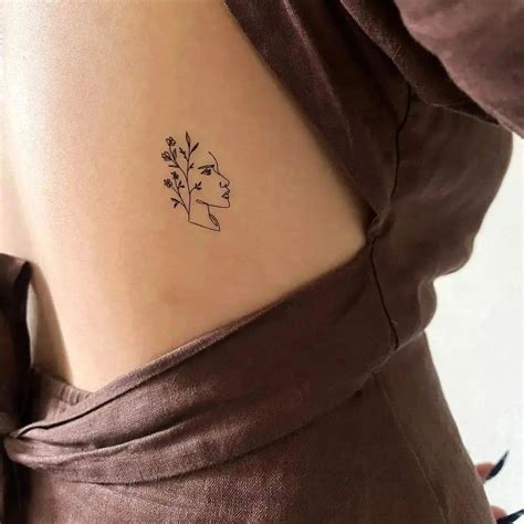 mujer mini tatuajes|Tatuajes pequeños originales: ideas bonitas con。